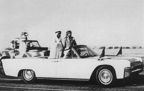 الشيخ عبدالله السالم الصباح يرد تحية المهنئين في يوم الاستقلال وبجانبه مبارك العبدالله