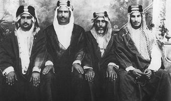 الشيخ عبدالله السالم و عبدالله الجابر ودعيج السلمان وعبدالعزيز البدر