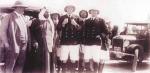 المغفور له أحمد الجابر (1921 - 1950) ويرافقه المعتمد السياسي وكبار ضباط البحرية البريطانية